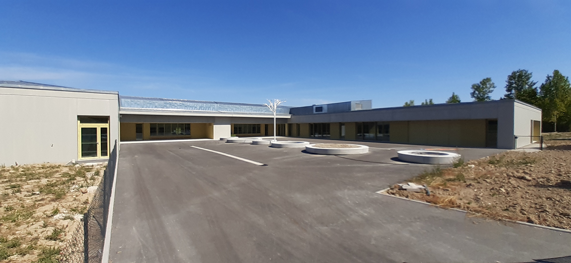 École Les Petites Loges Le Batiment associé
